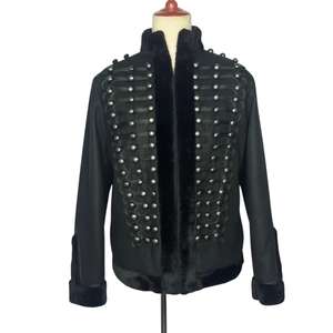 C'est une veste de cérémonie en cuir noir avec garniture en fourrure et boutons argentés, également connue sous le nom de veste hussarde ou dolman. - Product Image 1