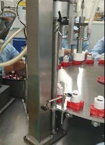 Machine de remplissage de bouteilles de parfum de pot cosmétique de haute précision à piston pneumatique semi-automatique 220V matériau d'emballage en bois - Product Image 5