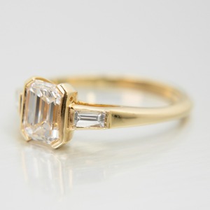 Anillo de Diamante Cultivado en Laboratorio con Corte Esmeralda de 1.2 Ct, Oro Amarillo de 14K, Anillo de Compromiso de Tres Piedras y Conjunto de Boda, Joyería Fina - Product Image 2