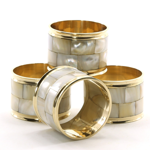 Bagues élégantes en laiton avec incrustations de nacre dorée, vaisselle pour la décoration de fête et accessoires de table en stock - Product Image 6