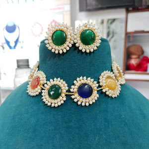 Conjunto de Gargantilla de diseñador de moda de fabricación india de múltiples piedras, joyería de moda india para mujeres y niñas, ropa de fiesta - Product Image 1