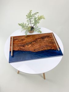 Plateau de service en bois d'olivier avec résine époxy bleue, poignées en acier inoxydable, plateau de charcuterie de luxe pour café, traiteur, décoratif - Product Image 5