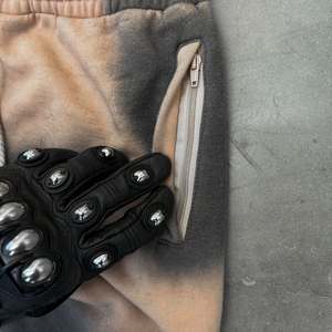 Pantalones vintage personalizados para hombre, pantalones informales de pierna ancha con diamantes de imitación y diseño acampanado desgastado, estilo frontal plano de tela de lana - Product Image 4