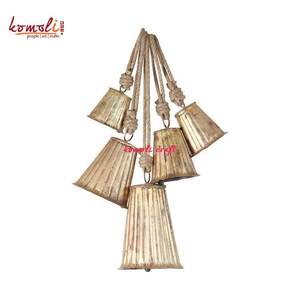 Juego de 5 campanas rústicas graduadas, campanas decorativas para el hogar, campanas de metal de estaño de hierro para decoración de jardín al aire libre, campanas colgantes de corona de Navidad - Product Image 1