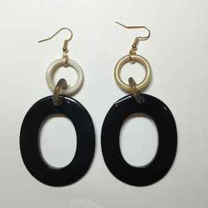 Nouveauté Boucles d'oreilles en résine couleur corne cerceau boucles d'oreilles mode ensemble écouteur en acrylique pour produit en vente - Product Image 1