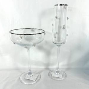 Изысканное купе с шампанским, предназначенное для праздничных тостов или праздничных встреч - Product Image 1