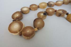 Collar con Colgante Redondo de Cuerno Natural Hecho a Mano de Alta Calidad, Joyería de Estilo Moderno Ecológica para Hombres y Mujeres - Product Image 5