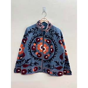 Manteau d'hiver réversible Chambel Suzani, brodé à la main, en coton bleu poussière, avec des détails bordeaux et corail, teinture florale printanière - Product Image 2