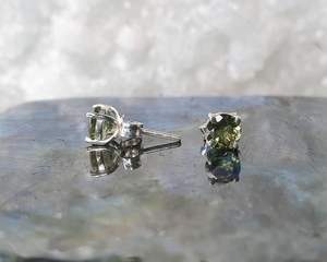 Moldavite Twin Stars Stud Boucles d'oreilles 5mm Facettes Naturel Or Blanc Lunette Réglage Style Tendance pour Anniversaire Fête Cadeau - Product Image 3