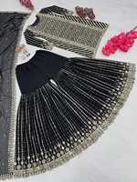 Ensemble haut, pantalon et dupatta de créateur indien-pakistani de haute qualité, dernière collection 2024, en faux georgette, avec broderies lourdes et travail de sequins.