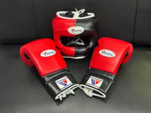 2025 ensemble de boxe gagnant de combat professionnel sur mesure couleur rouge et noir gants de boxe en cuir véritable et ensemble de protège-tête - Product Image 3