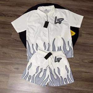 Conjunto de dos piezas de ropa de calle de verano para hombre al por mayor, chaqueta cortavientos de nailon, pantalones cortos, chándal bordado con logotipo de llama - Product Image 1