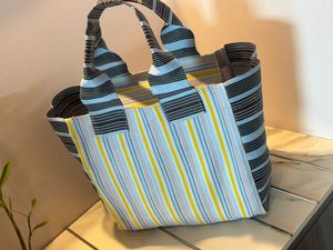 Bolso de mano plegable resistente al agua ecológico de nailon reciclado de gran capacidad, conjunto de bolso de compras a rayas con cierre de cremallera y mango suave - Product Image 5