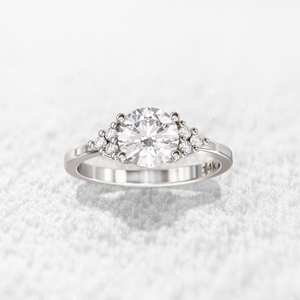 แหวนเพชรโมอิสซาไนต์ทรงกลมหรูหรา ทองคำขาวเหลือง 10K สำหรับงานหมั้นและงานแต่งงาน ผู้ส่งออกเครื่องประดับชั้นดี - Product Image 2