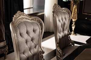 Chaise de salle à manger élégante finition or champagne, dossier haut, design royal avec sculptures florales complexes et tissu à motifs - Product Image 3