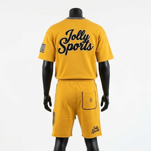 Conjunto de camiseta y pantalones cortos de algodón jersey premium de 220 GSM para hombre, color amarillo mostaza, con logo personalizado serigrafiado, conjunto deportivo para hombre. - Product Image 4