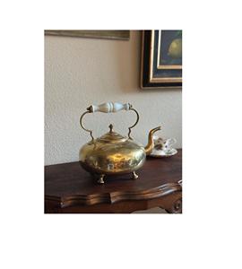 Bouilloire à thé en laiton conçue par des designers pour les maisons élégantes avec un design élégant et des performances durables - Product Image 1