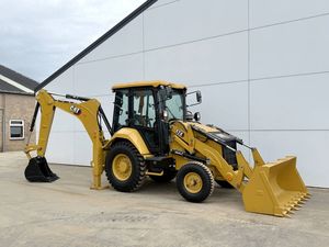 Chargeuse-pelleteuse et chargeuse sur pneus CAT 424 d'occasion, modèle 2023, capacité nominale de 9 tonnes, faible nombre d'heures, performances excellentes pour les projets de construction - Product Image 1