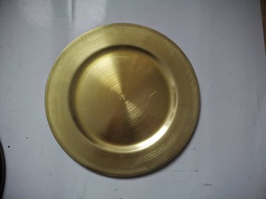 La placa cargadora de acero inoxidable ecológica con acabado de cobre aporta una elegancia y sofisticación atemporales al paisaje de mesa de eventos - Product Image 6