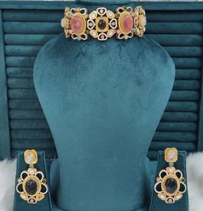 Ensemble de collier ras du cou de qualité supérieure inspiré de Sabyasachi, peut être porté avec des tenues ethniques et occidentales, parfait pour les soirées - Product Image 4