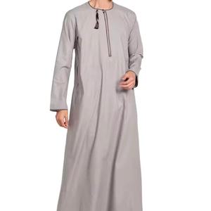 Qamis Émirati Homme Couleur Unie Respirant Vente en Gros Tendance Été Streetwear Longue Longueur Col Rond Jubba Musulmane - Product Image 1