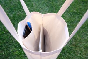 กระเป๋าผ้าแคนวาสที่มีการตัดเย็บด้วยซิปและตกแต่งด้วยโซ่ (36x40ซม.) ในผ้าแจ็คการ์ดโพลีเอสเตอร์100% - Product Image 3