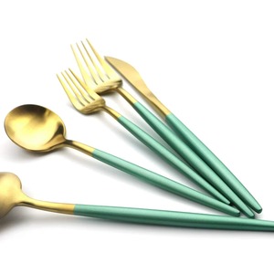 Elegante Juego de Cubiertos con Mango Delgado Verde y Cabeza Dorada para Cocinas, Hoteles, Restaurantes, Ocasiones Especiales y Regalos - Product Image 2