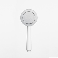 Douche à main blanche minimaliste avec accents chromés polis, accessoire de robinetterie murale pour salle de bain