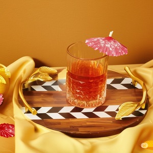 Bandeja/plato multiusos redondo moderno con incrustaciones de madera de resina MDF y asas de Metal dorado bandeja de servicio decorativa para el hogar - Product Image 1