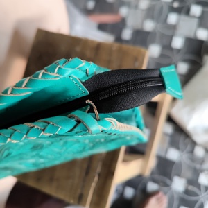 Nouveau sac bandoulière en cuir véritable artisanal bohème occidental d'automne avec pompon personnalisé, écologique, fermeture éclair haute, fleurs - Product Image 6