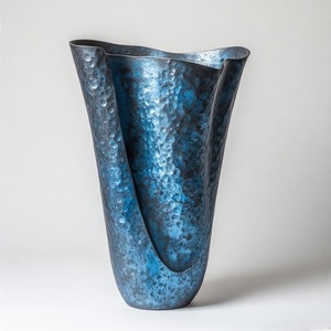 Vase bleu patiné AzureGleam pour intérieurs rustiques Vase de sol en métal Design floral en relief Décoration d'intérieur Déclaration d'accent - Product Image 6