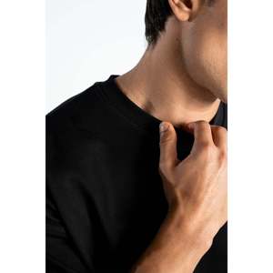 Camiseta T32 de Algodón Orgánico 100%, Jersey Grueso, Color Negro Sólido, Paquete de 3, 300 g/m², Tejido Comprimido - Product Image 5