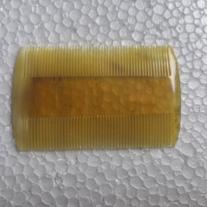 Peigne en corne de vache artisanal élégant et luxueux Huong Dang, 13 dents larges, haute qualité, couleur/logo personnalisable, en provenance du Vietnam, pour usage hôtelier - Product Image 4