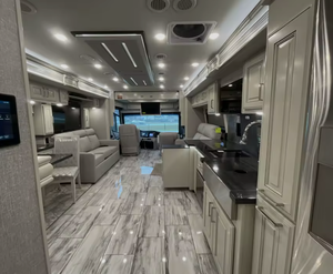 Best Price 2024 2025 Fleetwoods RV Discovery LXE 40M Motor Home Class a Euro 5 Emission 4-6 Passengers for Export Worldwide - Product Image 3