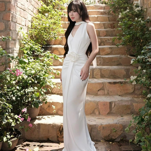 Elegante vestido largo blanco con escote en V profundo y detalle floral en la cintura hecho en Vietnam - Product Image 1