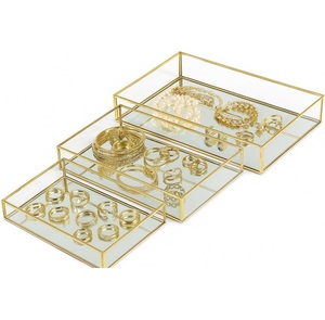 Plateau de service décoratif en métal fini or est le compagnon idéal pour présenter des chocolats fins avec style - Product Image 6