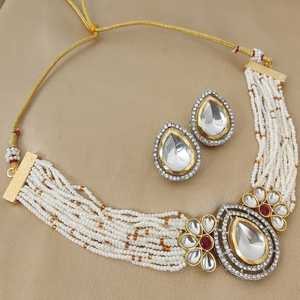 Hermoso collar de gargantillas de diamantes artificiales chapados en oro de calidad premium con hermosos pendientes perfectos para ocasiones festivas - Product Image 5