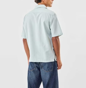 Chemise de travail ample à col cubain surdimensionnée fabriquée en usine par OEM, chemise à manches courtes boutonnée personnalisée pour homme - Product Image 3