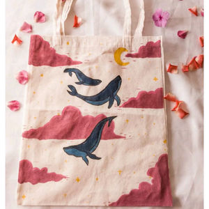 Sac fourre-tout fantaisie Whales In Clouds avec illustration artistique de baleine dans des nuages roses sur du coton beige, conçu pour un usage quotidien - Product Image 1