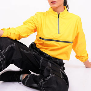 เสื้อแจ็คเก็ตวินด์เบรกเกอร์ไนลอนน้ำหนักเบาสีเหลืองสดใส แบบสวมหัว มีซิปครึ่งตัวด้านหน้า และกระเป๋าซิปแนวนอนที่หน้าอก สไตล์ลำลอง - Product Image 6