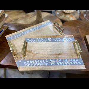 Plateaux de service en bois d'acacia avec poignées pour manger Pouf décoratif ou accessoire de table basse Grand plateau de lit en bois - Product Image 5