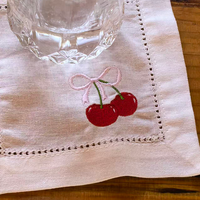 Ensemble de serviettes de cocktail et sous-verres carrés personnalisés en coton et lin brodés de cerises, réutilisables et durables, pour la table de fête ou la salle à manger à la maison