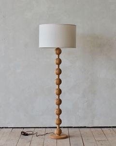 Lámpara de pie de madera clásica hecha a mano con pantalla de tela utilizada para la decoración moderna de dormitorios y eventos - Product Image 1