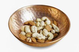 Cuenco tradicional de latón indio hecho a mano con acabado antiguo para un elegante acento doméstico disponible a precio mayorista - Product Image 2