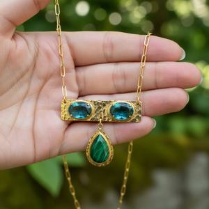 Collier plaqué or 18 carats avec pendentif en topaze et malachite, bijoux faits à la main - Product Image 3