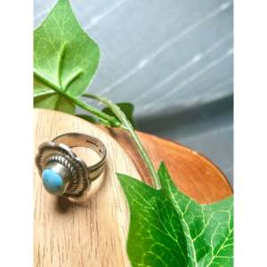 Bague Tillie John Golden Hill en turquoise et platine 14 carats, taille 8.75, sertissage clos, plaqué rhodium, pierre taillée pour usage quotidien - Product Image 4