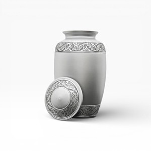 Urne funéraire en argent brossé avec gravure de feuilles détaillée, couvercle amovible et design commémoratif traditionnel - Product Image 1