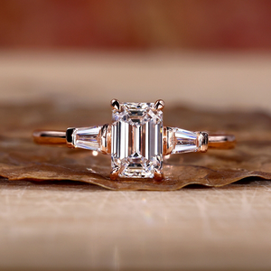 Anillo de Diamante Cultivado en Laboratorio con Corte Esmeralda de 1.21CT, Anillo de Compromiso de Tres Piedras con Diamantes Baguette Cónicos Laterales, Anillo de Boda de Diamantes, Regalos - Product Image 1