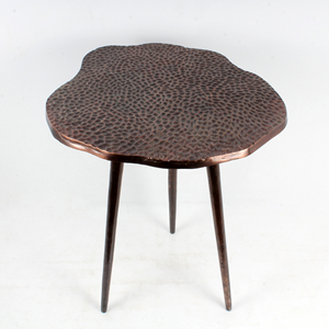 Ensemble de 2 tables d'appoint en aluminium fini cuivre antique martelé avec 3 pieds pour une utilisation debout - Product Image 3