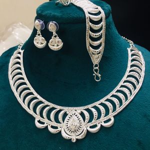 Collier en plaqué or vintage de Dubai pour femmes, perle classique en zircon et diamant sur chaîne en alliage, cadeau d'anniversaire de mariage. - Product Image 2